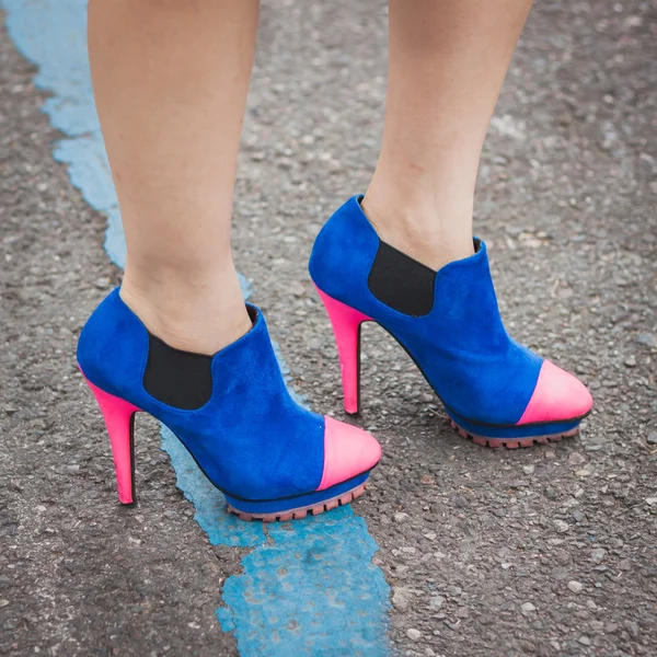 Detalle de zapatos fuera del edificio de desfiles de moda Armani para la Semana de la Moda Femenina de Milán 2014 — Foto de Stock