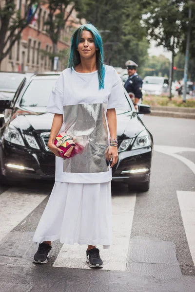 アルマーニ ファッション外で女性をミラノの女性のファッション ・ ウィーク 2014年のための建物を示しています — ストック写真