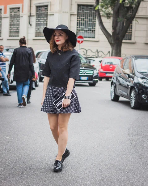 Femme devant Armani défilés de mode bâtiment pour Milan Women's Fashion Week 2014 — Photo