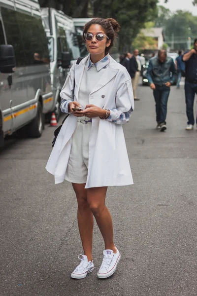 Femme devant Armani défilés de mode bâtiment pour Milan Women's Fashion Week 2014 — Photo