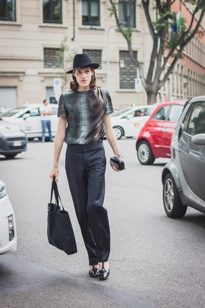 O femeie din afara clădirii Armani arată moda pentru Milan Women 's Fashion Week 2014 — Fotografie, imagine de stoc