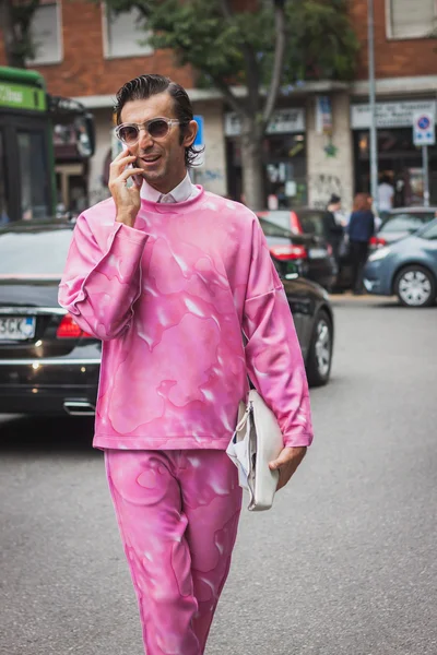 Homme devant Armani défilés de mode bâtiment pour Milan Women's Fashion Week 2014 — Photo