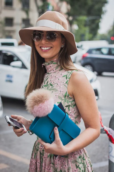 Vrouw buiten armani mode toont gebouw voor vrouwen Milaan modeweek 2014 — Stockfoto
