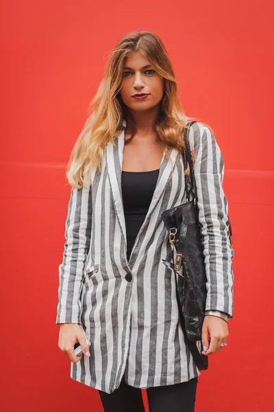 Woman outside Costume National fashion shows building for Milan Women's Fashion Week 2014 — Stock Photo, Image