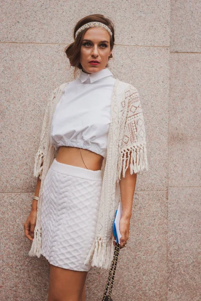 Mujer fuera del vestuario Edificio de desfiles nacionales de moda para Milan Women 's Fashion Week 2014 — Foto de Stock