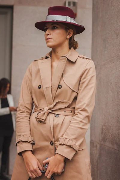 Жінка за межами Національний костюм модний показує будівлі для жінок Мілан тиждень моди 2014 — стокове фото