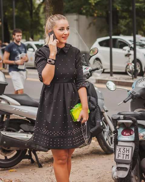 Vrouw buiten kostuum nationale mode toont gebouw voor vrouwen Milaan modeweek 2014 — Stockfoto