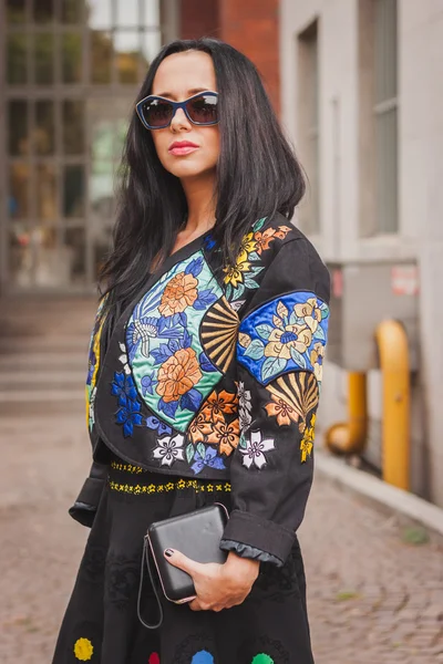 Woman outside Costume National fashion shows building for Milan Women's Fashion Week 2014 — Stock Photo, Image