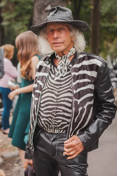 Hombre fuera del vestuario Edificio de desfiles nacionales de moda para la Semana de la Moda Femenina de Milán 2014 — Foto de Stock