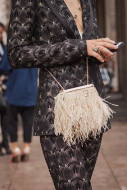 milan kadın moda haftası 2014 için bina dışında marco de vincenzo moda çanta detayını gösterir