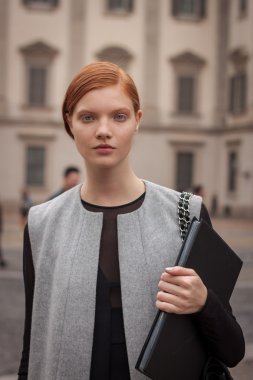 marco de vincenzo moda şovları milan kadın moda haftası 2014 bina dışında modeli