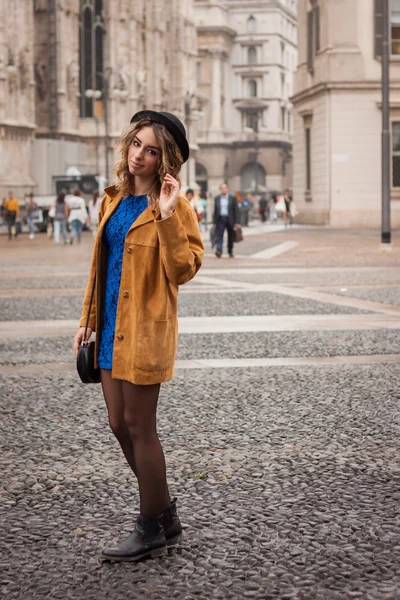 Mujer fuera de Marco De Vincenzo desfiles de moda edificio para Milán Semana de la Moda Femenina 2014 —  Fotos de Stock