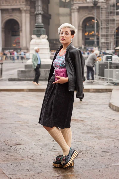 Woman outside Marco De Vincenzo fashion shows building for Milan Women's Fashion Week 2014 — Stockfoto