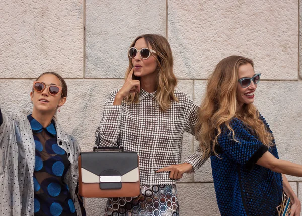 Donne fuori dalle sfilate di Marco De Vincenzo edificio per la Settimana della Moda 2014 — Foto Stock