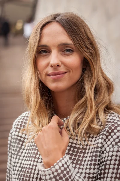 Woman outside Marco De Vincenzo fashion shows building for Milan Women's Fashion Week 2014 — Stock Photo, Image