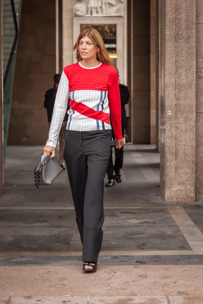 Mujer fuera de Marco De Vincenzo desfiles de moda edificio para Milán Semana de la Moda Femenina 2014 — Foto de Stock