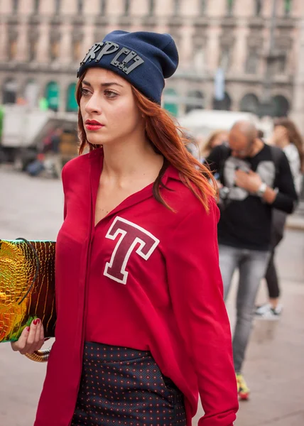 Femme à l'extérieur Marco De Vincenzo défilés de mode bâtiment pour Milan Women's Fashion Week 2014 — Photo