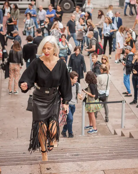 Kvinna utanför marco de vincenzo mode visar byggnaden för milan women's fashion week 2014 — Stockfoto