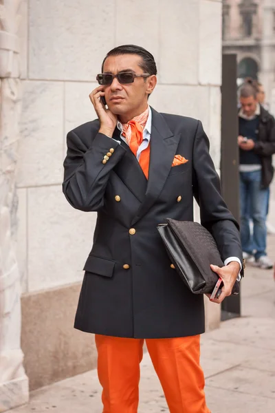 Man outside Marco De Vincenzo fashion shows building for Milan Women 's Fashion Week 2014 — Fotografia de Stock