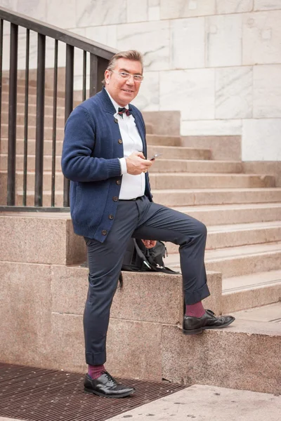 Man outside Marco De Vincenzo fashion shows building for Milan Women's Fashion Week 2014 — Stock Photo, Image