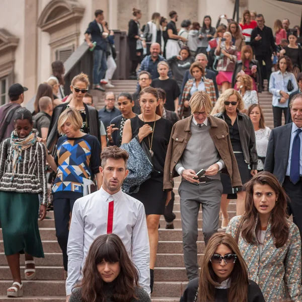 Des gens en dehors de Marco De Vincenzo défilés de mode bâtiment pour Milan Women's Fashion Week 2014 — Photo