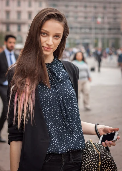 Modell utanför marco de vincenzo modevisningar byggnad för milan women's fashion week 2014 — Stockfoto