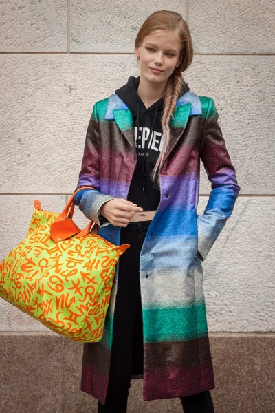 Model outside Marco De Vincenzo fashion shows building for Milan Women's Fashion Week 2014 — Stock Photo, Image