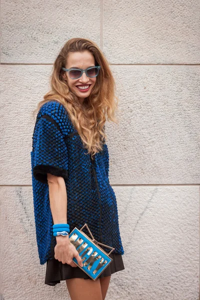 Femme à l'extérieur Marco De Vincenzo défilés de mode bâtiment pour Milan Women's Fashion Week 2014 — Photo