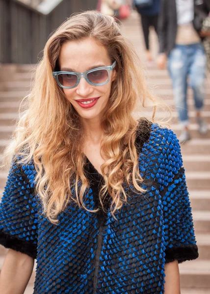 Woman outside Marco De Vincenzo fashion shows building for Milan Women's Fashion Week 2014 — Stock Photo, Image