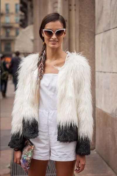 マルコ ・ デ ・ ヴィンチェンツォ ・ ファッションショー ミラノの女性のファッション ・ ウィーク 2014年建物外モデル — ストック写真