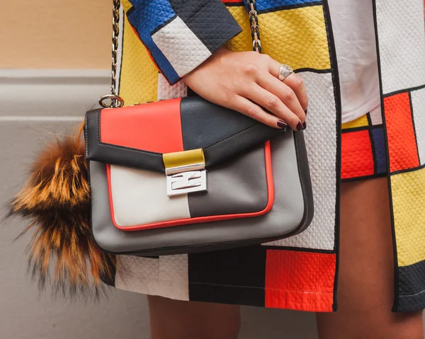 Milan kadın moda haftası 2014 için bina dışında missoni moda çanta detayını gösterir — Stok fotoğraf