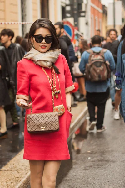 Donna fuori dalle sfilate Missoni edificio per Milano Settimana della Moda Donna 2014 — Foto Stock