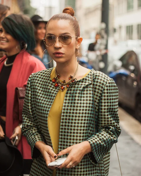 Женщина за пределами Миссони в здании для проведения Недели моды в Милане 2014 — стоковое фото