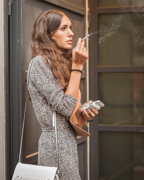 Model smoking outside Missoni fashion shows building for Milan Women's Fashion Week 2014 — Stock Photo, Image