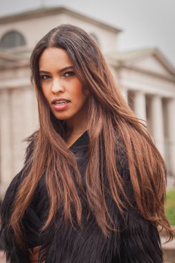 cavalli defileler milan kadın moda haftası 2014 bina dışında modeli