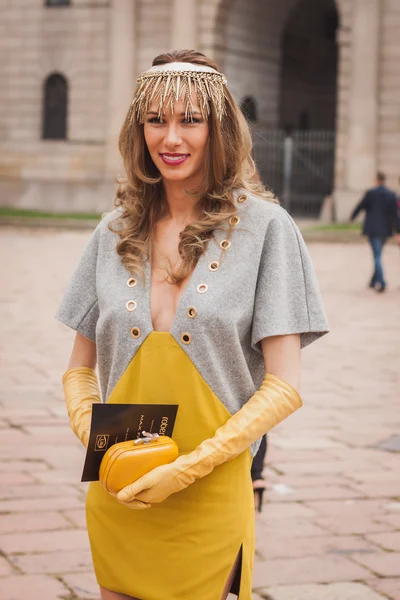Žena mimo cavalli módní ukazuje budovu za týden módy Miláně žen 2014 — Stock fotografie