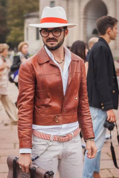 Mann vor Cavalli Modenschauen Gebäude für Mailänder Frauenmodewoche 2014 — Stockfoto