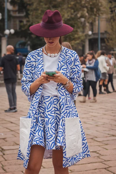 Kvinna utanför cavalli mode visar byggnaden för milan women's fashion week 2014 — Stockfoto