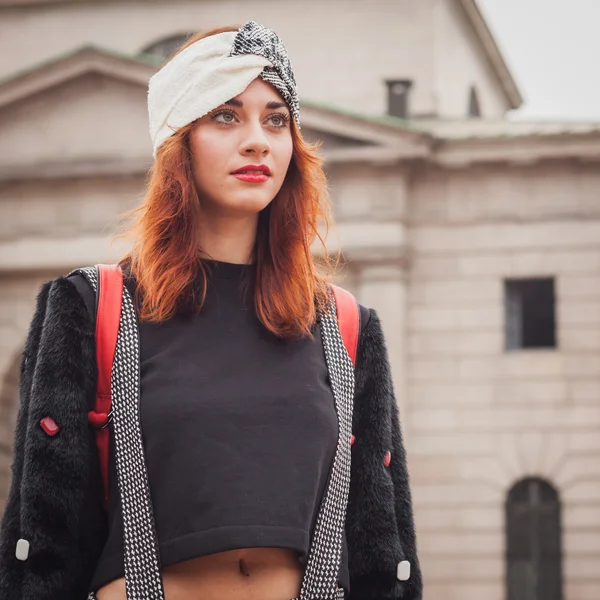 Žena mimo cavalli módní ukazuje budovu za týden módy Miláně žen 2014 — Stock fotografie