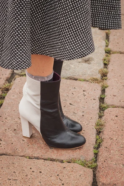 Detalhe de sapatos fora Cavalli desfiles de moda edifício para Milan Women 's Fashion Week 2014 — Fotografia de Stock