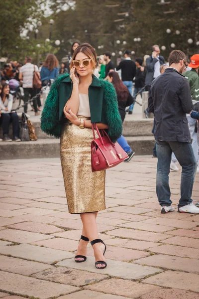 Женщина снаружи Кавалли строит показы мод для Недели моды в Милане 2014 — стоковое фото