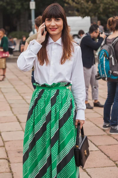 Kadın cavalli moda dışında bina milan kadın moda haftası 2014 için gösterir — Stok fotoğraf