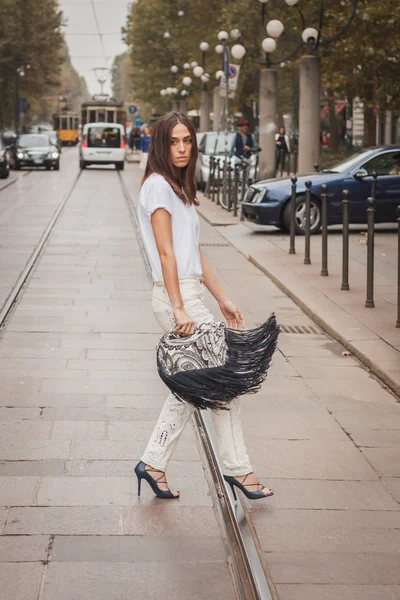 Femme devant Cavalli défilés de mode bâtiment pour Milan Women's Fashion Week 2014 — Photo