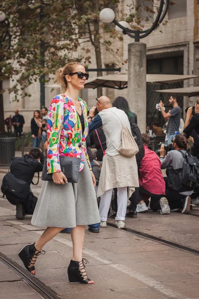 Kobieta poza cavalli mody przedstawia budynek na tydzień mody w Mediolanie kobiet 2014 — Zdjęcie stockowe