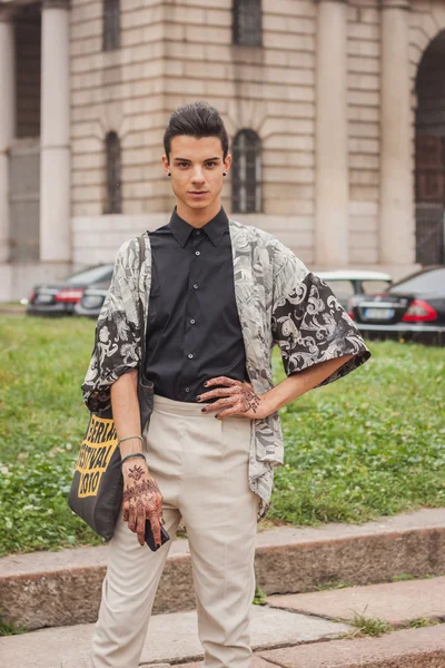 Mannen visar utanför cavalli mode byggnaden för milan women's fashion week 2014 — Stockfoto