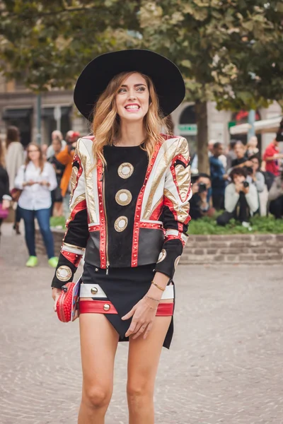 Femme devant Cavalli défilés de mode bâtiment pour Milan Women's Fashion Week 2014 — Photo