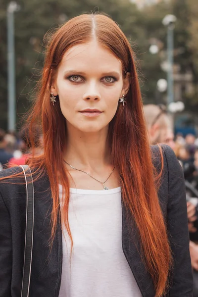 Cavalli defileler milan kadın moda haftası 2014 bina dışında modeli — Stok fotoğraf