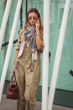 kadın jil sander moda dışında bina milan kadın moda haftası 2014 için gösterir