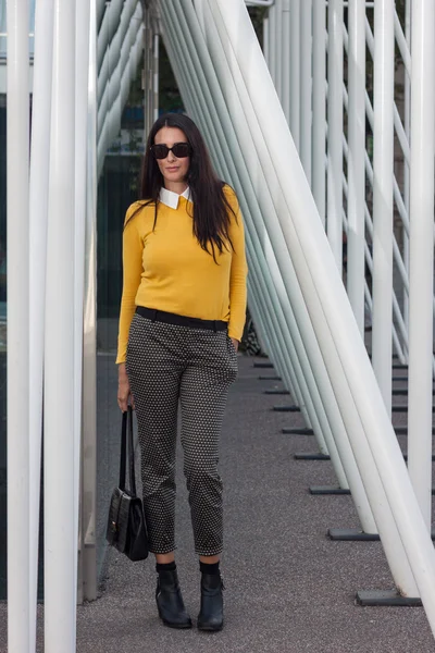 Woman outside Jil Sander fashion shows building for Milan Women's Fashion Week 2014 — Stock Photo, Image