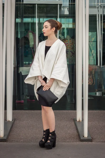 Donna fuori dalle sfilate di Jil Sander edificio per Milano Settimana della Moda Donna 2014 — Foto Stock